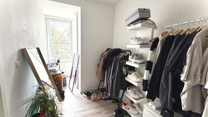 Helle Ankleide mit Balkonblick