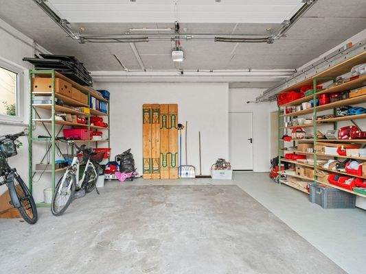 Große Garage im Haus