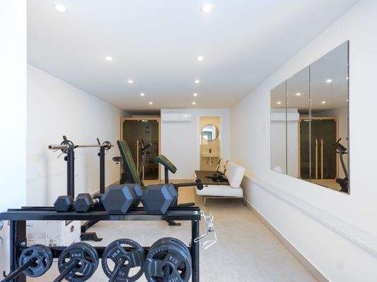 Wellnessbereich mit Sauna und Fitnessraum