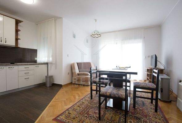 Geschmackvolle Fußböden zeichnen das Interieur aus