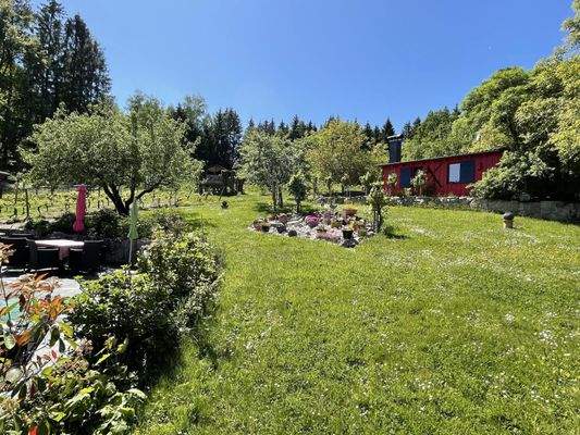 Terrasse mit Steingarten und Gartenhaus