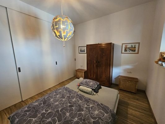 Schlafzimmer mit Wandschrank