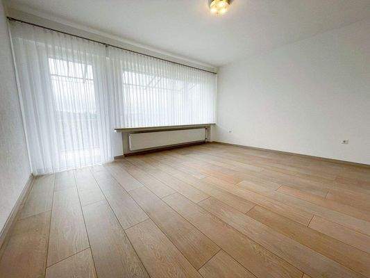 Wohnzimmer mit Zugang zum Balkon 