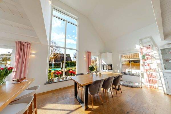 viel Lichteinfall durch deckenhohe Fenster