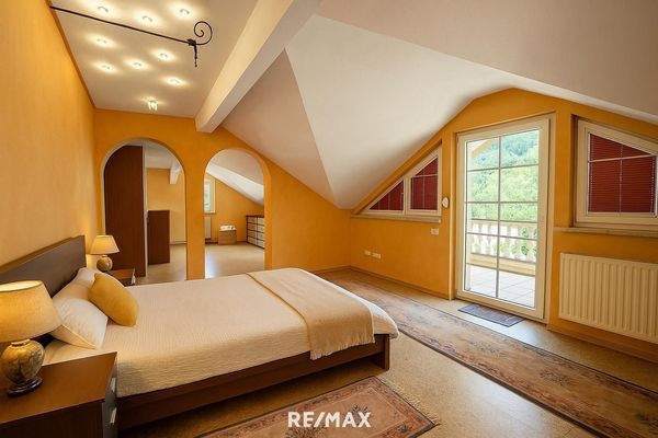 Schlafzimmer mit Balkonzugang