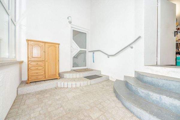 Windfang zwischen Garage und Wohnhaus