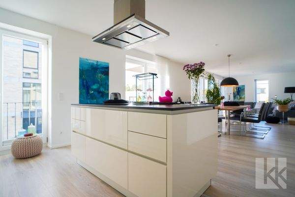 ...Kücheninsel und Blick in den...