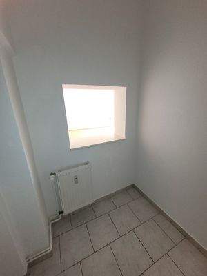 Blick Durchreiche Küche in das WZ