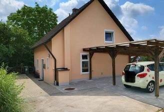 EFH mit überdachter Terrasse u. Carport-Stellplatz