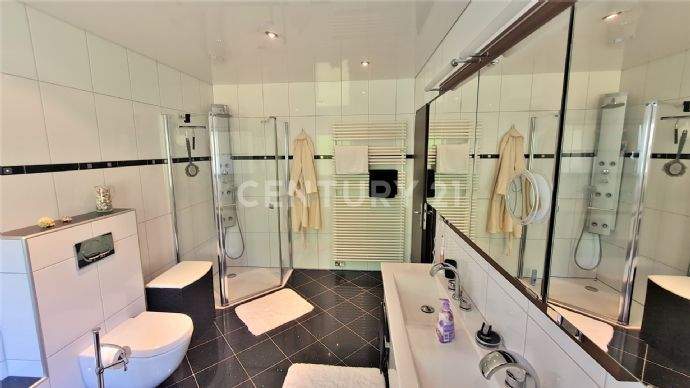 Badezimmer im Erdgeschoß mit Spanndecke