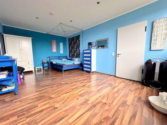 geräumiges Schlafzimmer