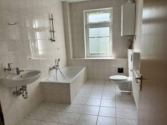 Tageslicht-Bad mit Wanne