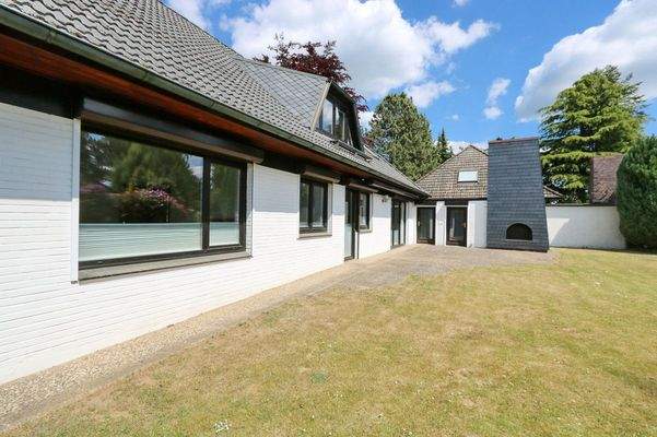 Hausrückseite mit Terrasse