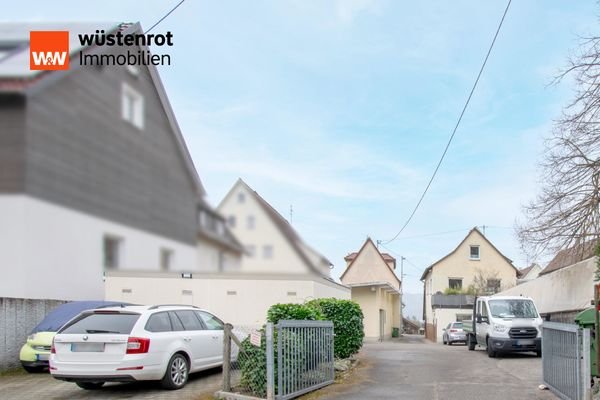 Hofansicht Rückseite mit 2 zusätzlichen Außenstellplätzen links