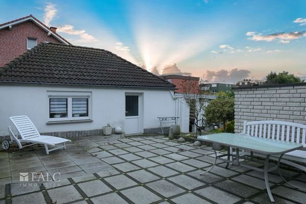 Terrasse und Gartenhaus