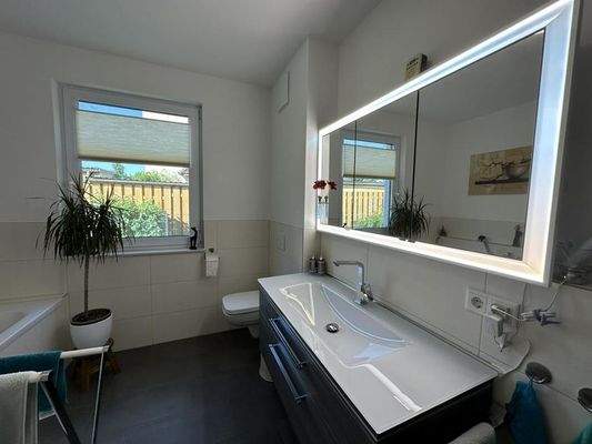 1. Badezimmer mit Wanne