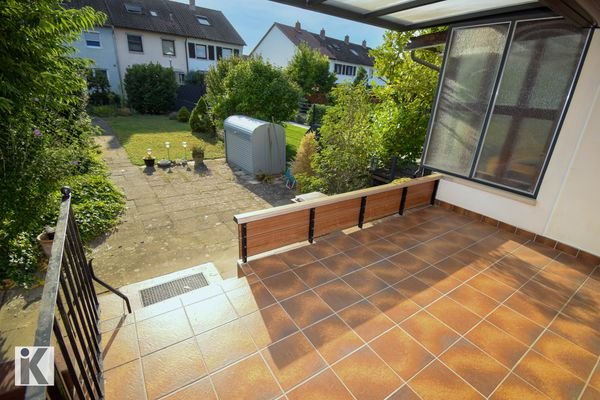 Weitläufige, überdachte Terrasse