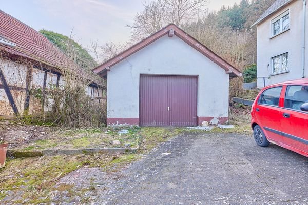 Grundstück 2 mit Garage und Stellplätzen