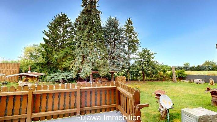 Blick von Terrasse in Garten