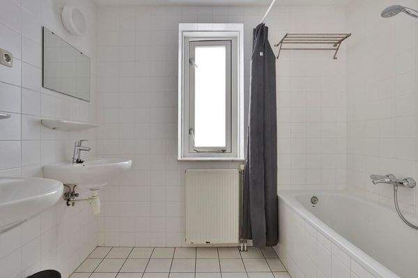 Luxus Badezimmer Villa Cape Helius Badewanne Dusche Yachthafen Blick Hellevoetsluis03