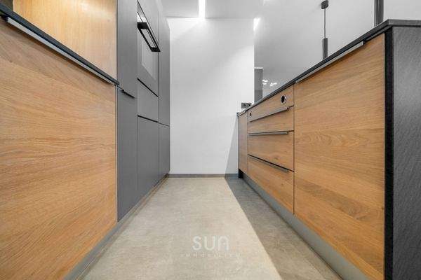 LUXUS TEAM 7 EINBAUKÜCHE MIT MASSIVHOLZ-KOCHINSEL