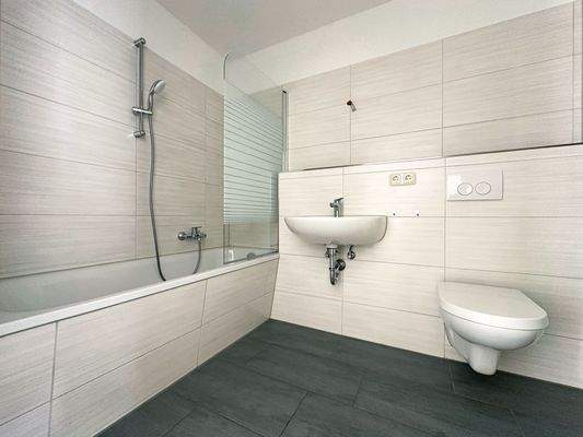 Bad mit Wanne und WM-Anschluss