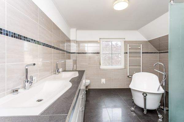 Badezimmer im Obergeschoss