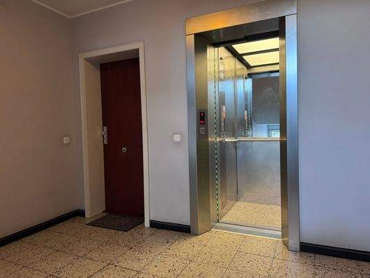 ... Fahrstuhl in das 1. OG
