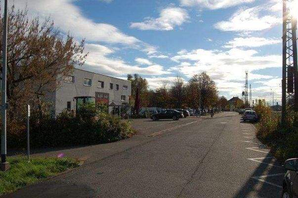 LINKS: OBJEKT - IM HINTERGRUND: BAHNHOF