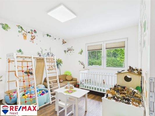 Kinderzimmer mit Blick ins Grüne