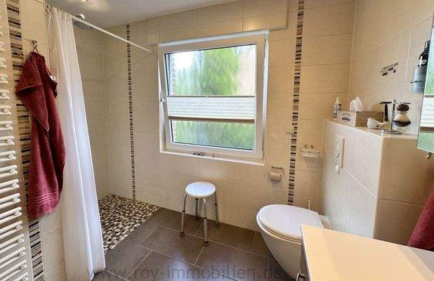 ...mit bodentiefer Dusche...