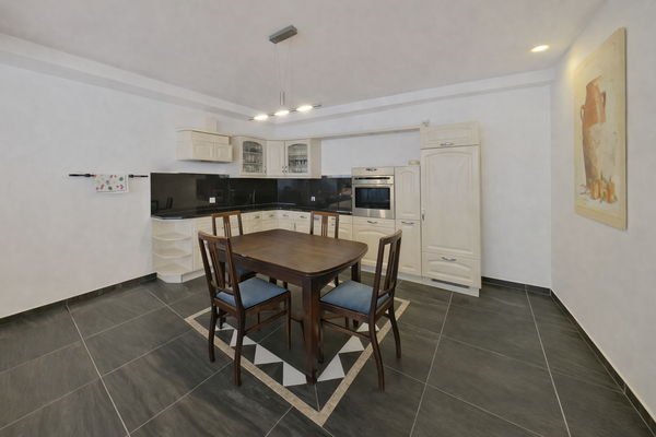 Offene Einbauküche der Wohneinheit 1 im Zwischengeschoss