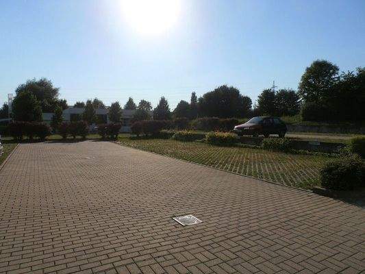 Stellplätze vor dem Haus