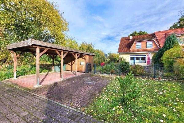 Vorderseite mit Carport