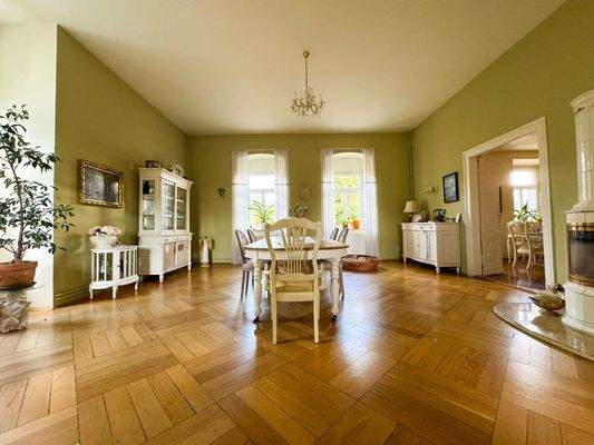 Helles Esszimmer mit Fensterfront