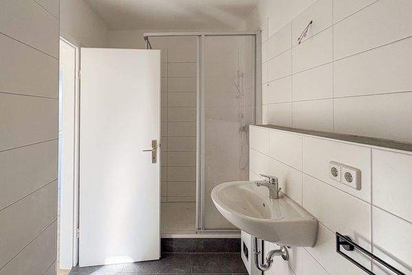 Badezimmer mit Dusche_Bild 1