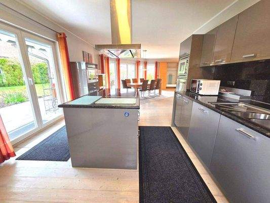 Hochwertige Einbauküche mit Kochinsel