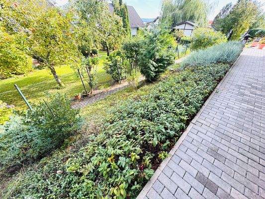 69. Seitengehweg Terrasse