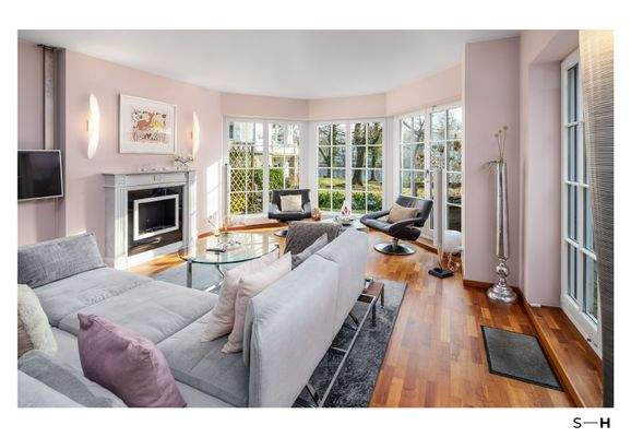 Wohnbereich mit Kamin und Blick aufs Wasser