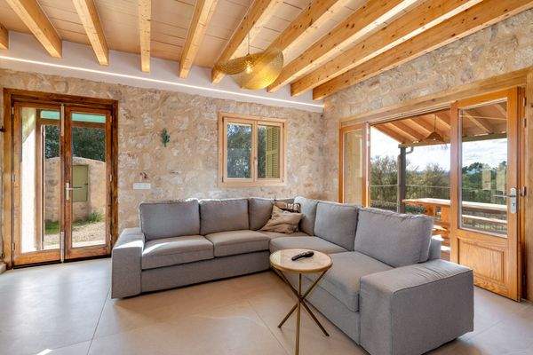 Gemütlicher Wohnbereich mit großen Fensterflächen