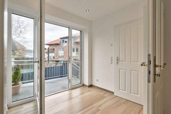 Heller Eingangsbereich mit Windfang