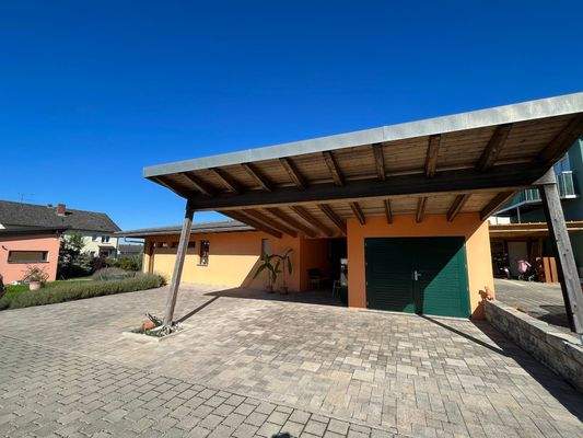 Wohnhausansicht mit Carport