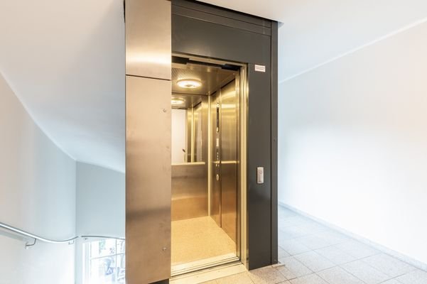 Lift neben Wohnungstüre im 1. Stock