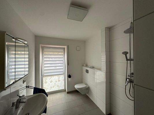 Duschbad von Zimmereingangstür