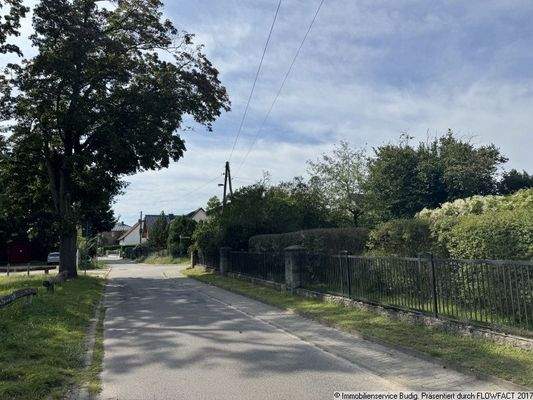 Anwohnerstraße - rechts liegt das Grundstück