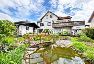 Hausansicht mit Garten