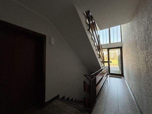 Treppenhaus mit Aufzug,