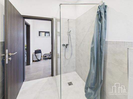 CAM02839G0-PR0330-STILL006