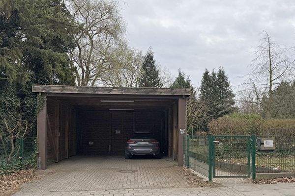 Straßenansicht Carport