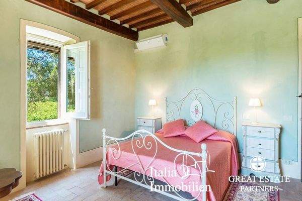 Schöne helle Villa in herrlicher Lage mit Türmchen, Pool, Weinberg und Olivenhain